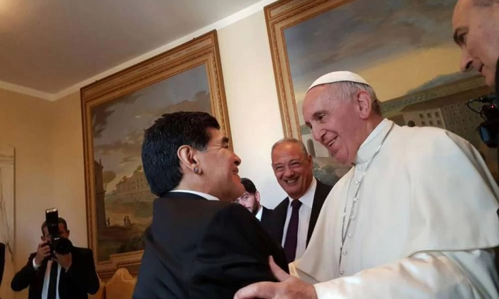 Αποθέωση Πάπα για Μαραντόνα: Ποιητής στο γήπεδο